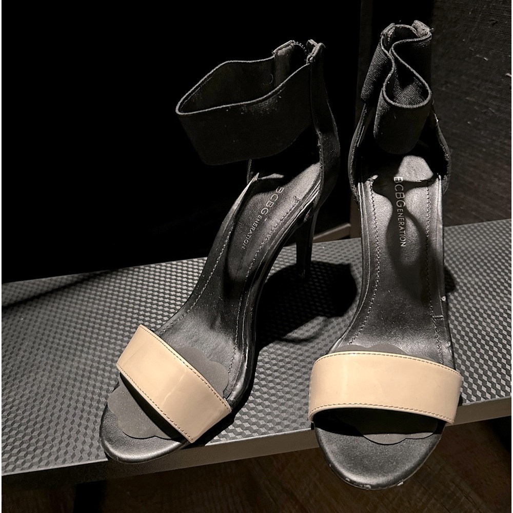 BCBGeneration women’s heels. Nude and black. Size 7